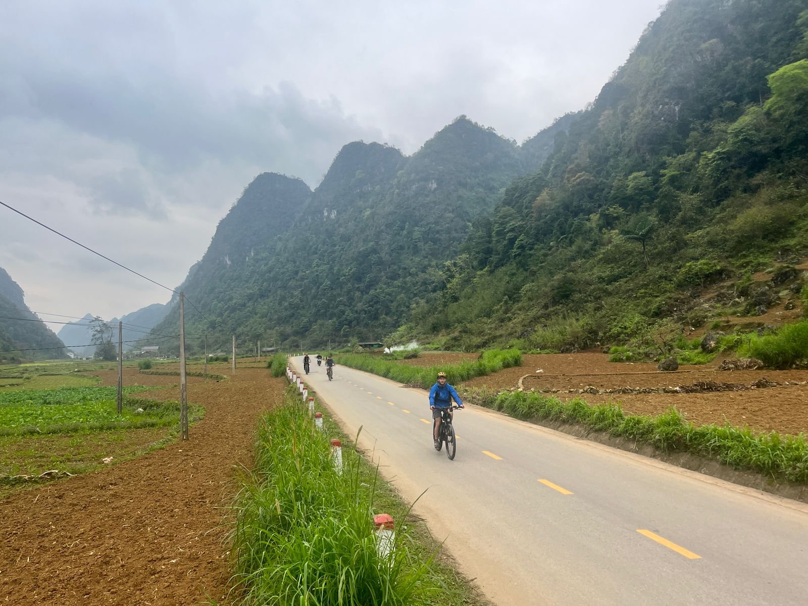 9-Day Golden Route Loop Cycling Tour: Hanoi to Cao Bang & Ba Be Lake